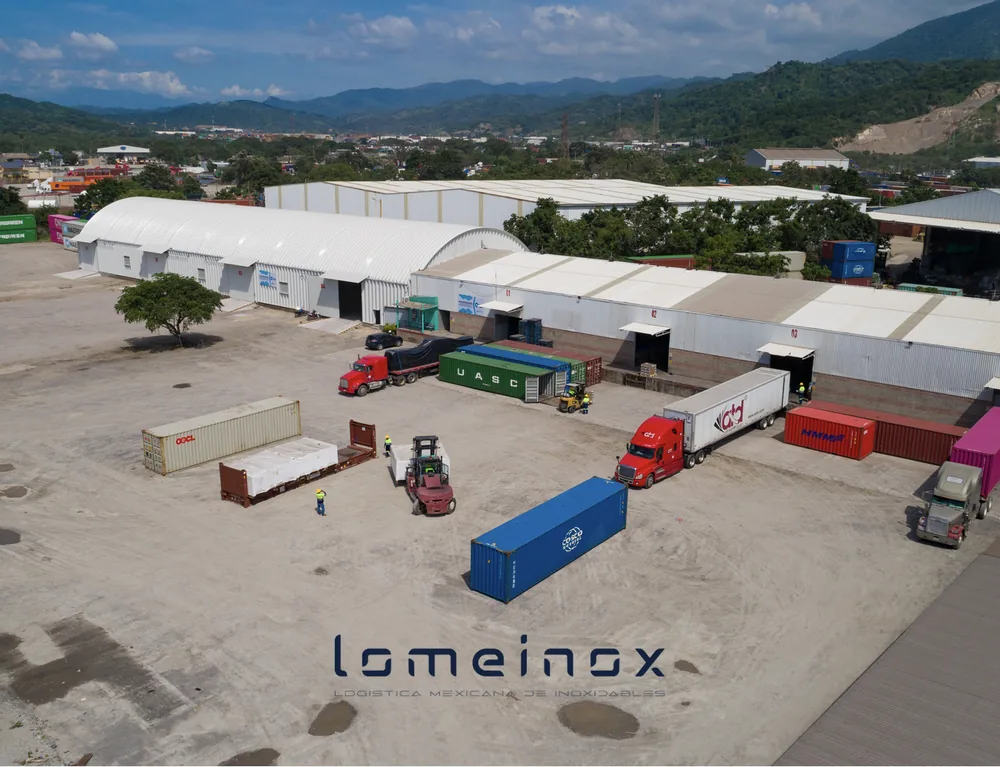 Patio y almacenes con contenedores y tractocamiones en puerto, con la marca Lomeinox