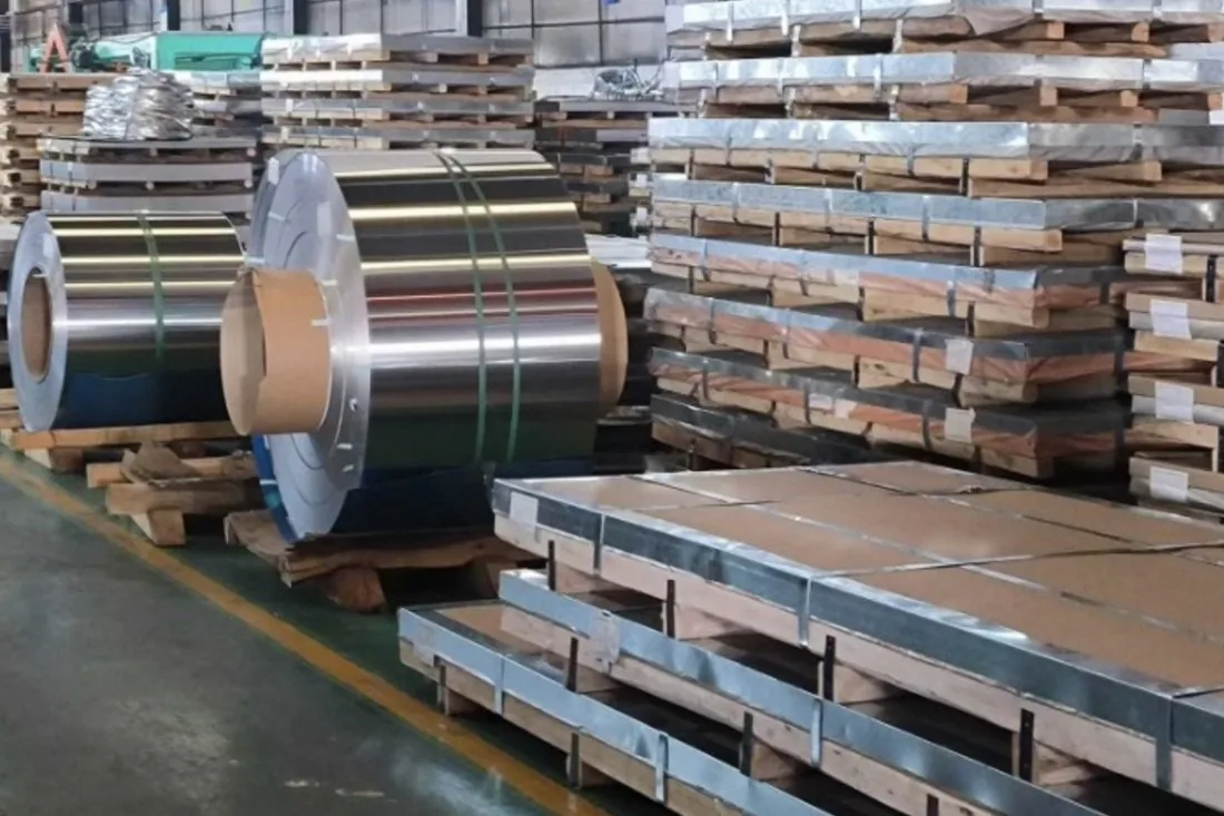 Bobinas y láminas de acero inoxidable almacenadas en una nave industrial